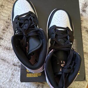Air Jordan 1 Mid SE Zen Master Bleached Coral Black 7Y
worn once for photos